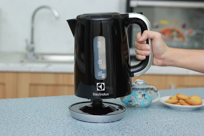 Dễ dàng nhấc ấm lên xuống