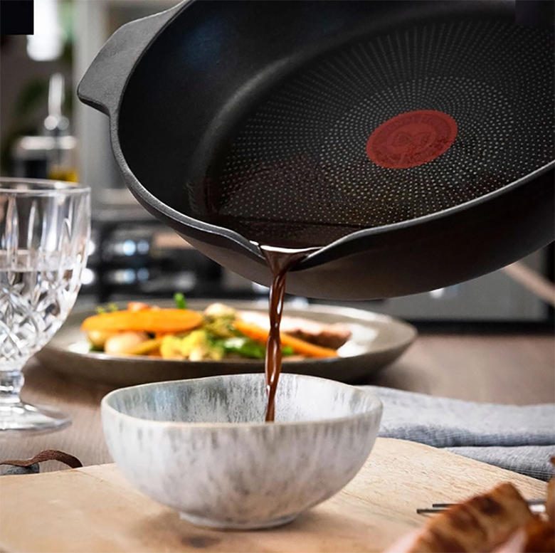 Chảo đúc cao cấp Tefal Robusto có miệng rót 22cm E2490344