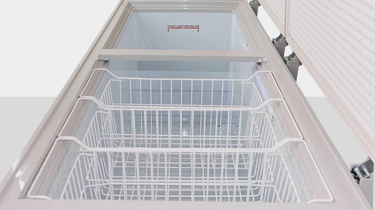 Bên trong tủ được trang bị sẵn các giỏ đựng đồ