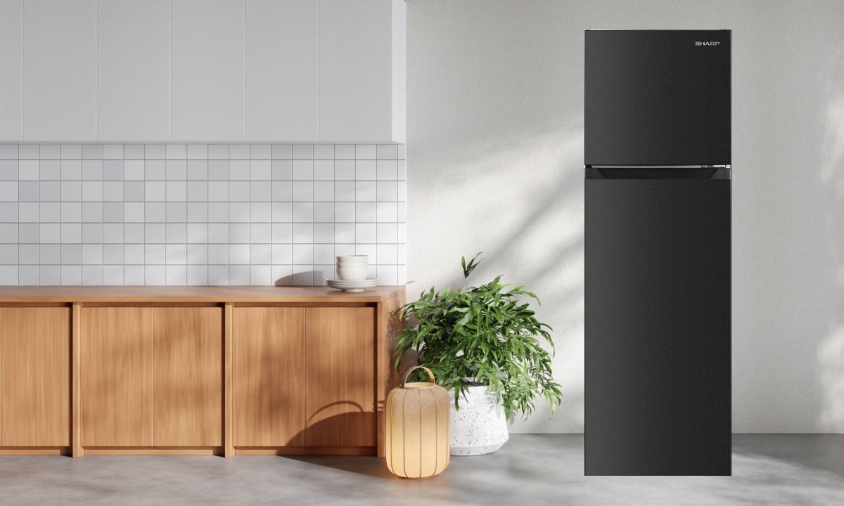 Thiết kế tinh tế, tôn vẻ sang trọng cho không gian bếp Tủ lạnh Sharp Inverter 247 lít SJ-X270V-DG gây ấn tượng với kiểu dáng hiện đại, mặt tủ phẳng cùng gam màu xám đậm thanh lịch, dễ dàng hòa hợp với nhiều phong cách nội thất khác nhau. Bảng điều khiển cảm ứng được bố trí bên ngoài giúp thao tác thuận tiện và mang lại vẻ tinh giản, cao cấp cho tổng thể thiết kế. Đây là lựa chọn lý tưởng cho những gia đình yêu thích sự tin