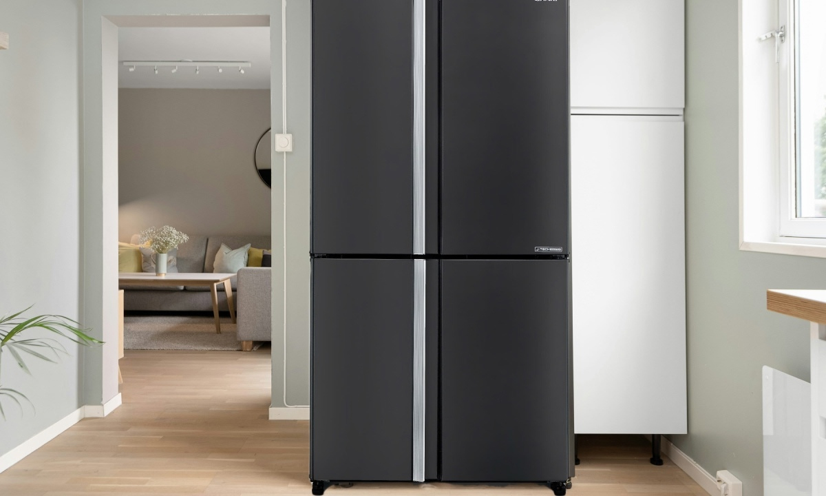 Thiết kế hiện đại, sang trọng và tiện dụng Tủ lạnh Sharp Inverter 323 lít SJ-BF330V-DG sở hữu thiết kế 2 cửa thanh lịch với tông màu đen xám thời thượng, mang lại vẻ sang trọng cho không gian bếp. Bố trí ngăn đông phía dưới giúp thao tác lấy thực phẩm tươi hằng ngày trở nên dễ dàng và thuận tiện hơn. Với dung tích 323 lít, tủ phù hợp cho gia đình 3 – 4 người, đáp ứng đầy đủ nhu cầu lưu trữ thực phẩm trong sinh hoạt hằng ngày.