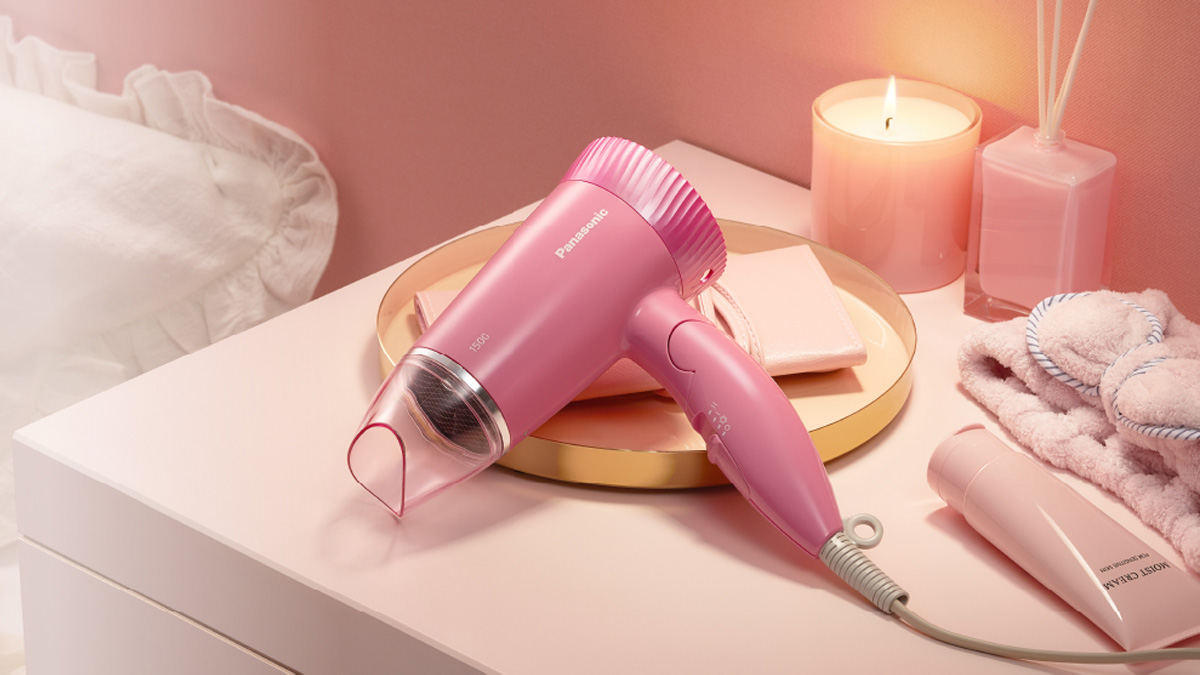 Máy sấy tóc Panasonic EH-ND57-P645 có gam màu hồng trẻ trung năng động